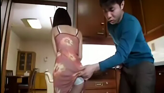 日本妈妈勾引继子的朋友口交