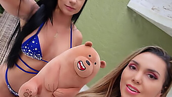 Ο Teddy Bear Απολαμβάνει Το Μουνί Ενός Βολιβιανού Milf