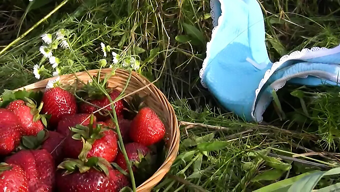 Dekatkan Lubang Pantat Gadis Dengan Strawberi