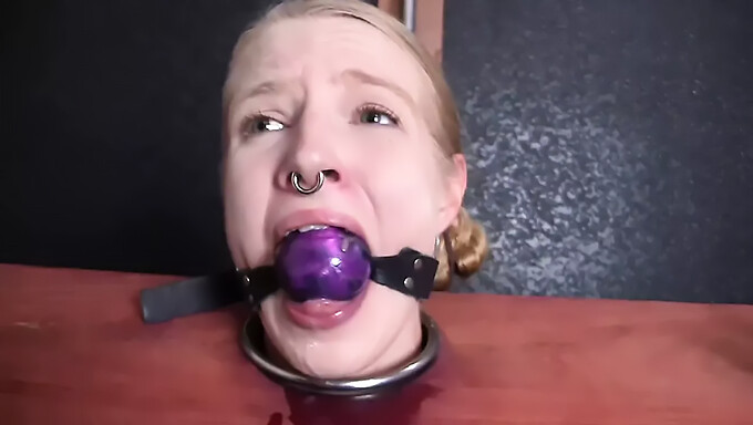 Podrejena Sužnja Dobi Prebodeno Z Vibratorjem V Ameriškem Bdsm Videu