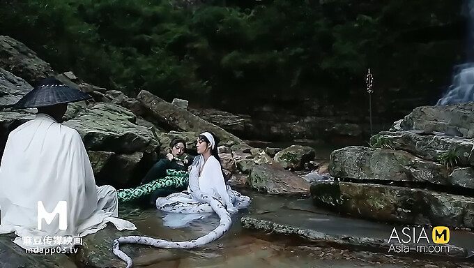 Classico Leccaggio Anale Cinese Con Un Serpente Verde E Bianco