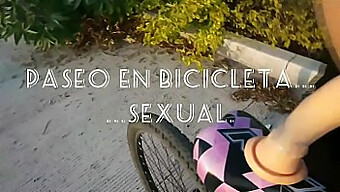 Femme À Gros Seins Chevauche En Vélo De Sexe