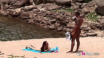 Czarny Facet Z Dużym Kutasem Cieszy Się Dniem Na Plaży Nudystów