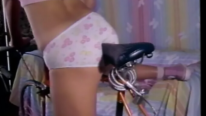 Thiếu Niên 18+ Bị Đâm Bởi Một Người Đàn Ông Trong Một Video Khiêu Dâm Retro