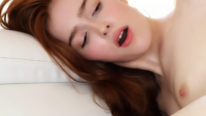 A Ruiva Jia Lissa Experimenta Um Orgasmo Perfeito Neste Vídeo Pornô Online.